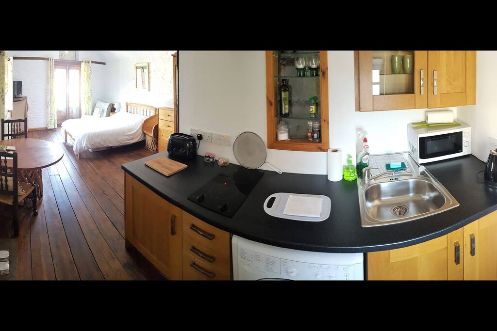 Lovely studio with natural wood floor and beams, and bed with really comfy memory-foam mattress and professionally laundered pure cotton white linen