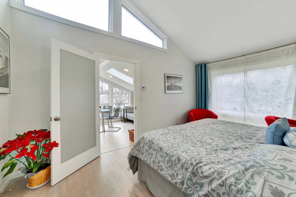 Clerestory windows: views from full moon to sunrise.