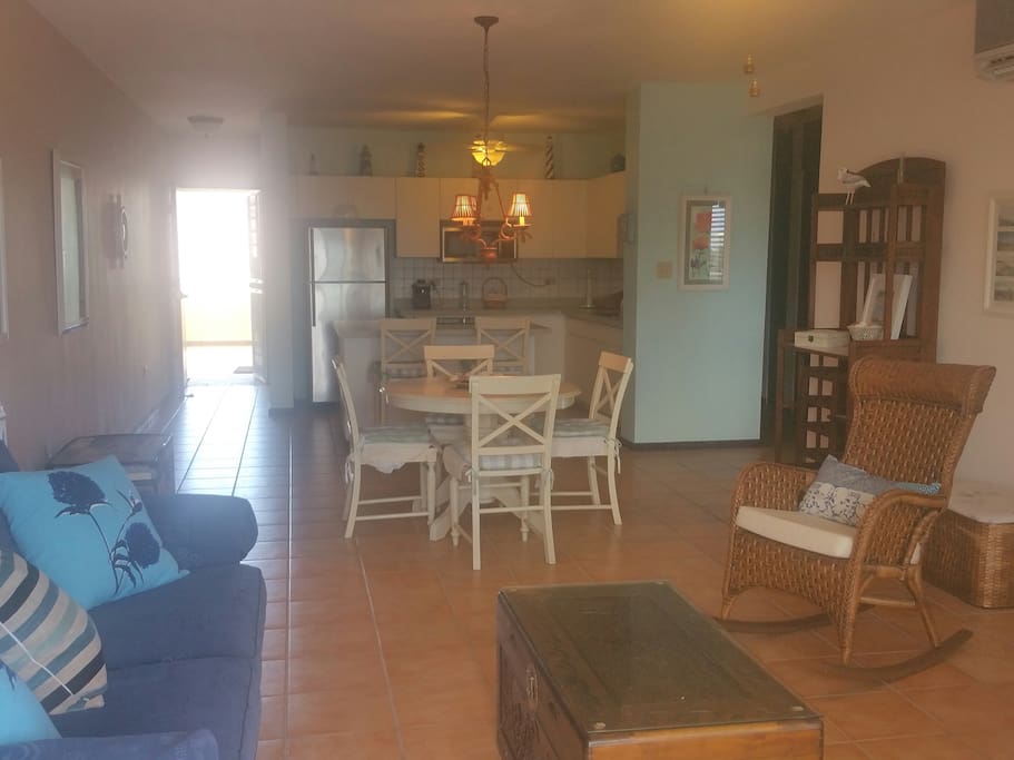 Entrada desde la cocina con acceso al comedor y sala.
Entrance from the kitchen with access to dinner area and living room.
