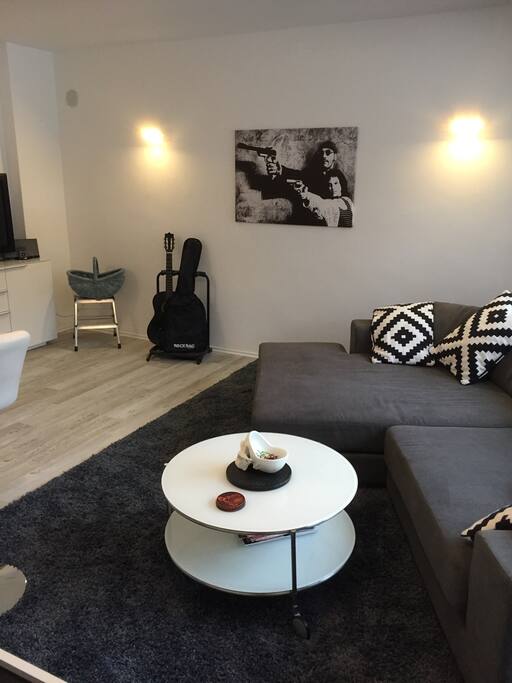Das gemütliche Wohnzimmer mit Riesencouch, Flat-TV