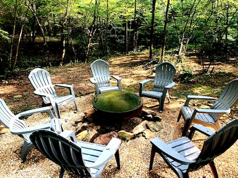 Secluded Creekside Cabin in the heart of Dahlonega