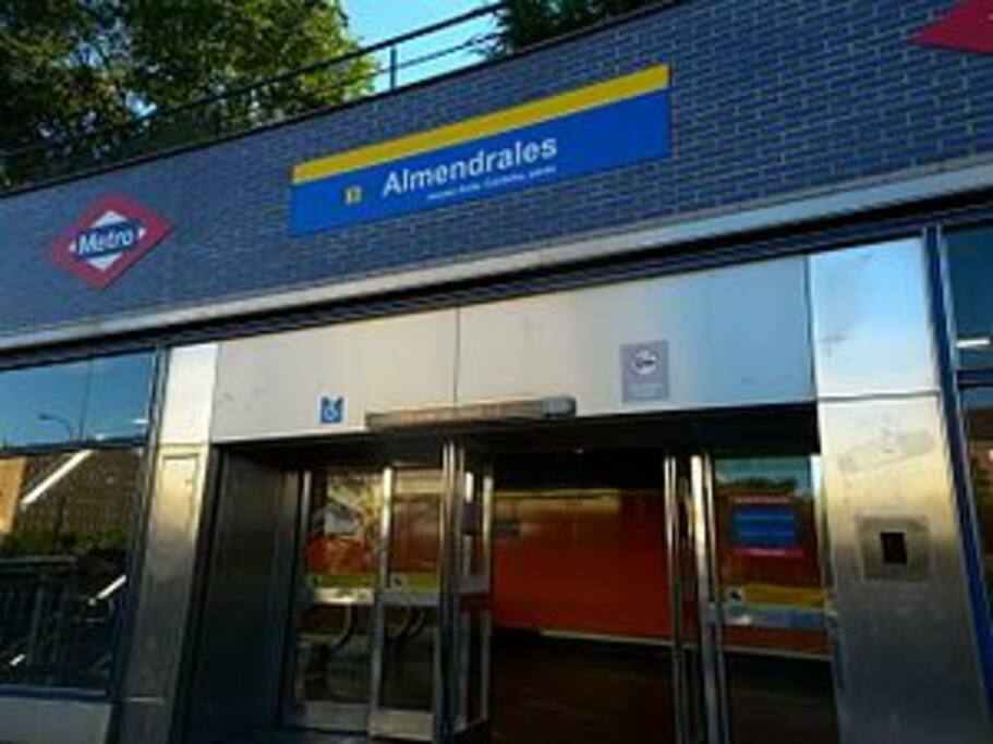 Estacion de metro a menos de un minuto del piso. Te lleva directo al centro de la ciudad (Sol) en 15 minutos