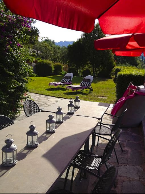 Garden: Outdoor dining area and sun loungers