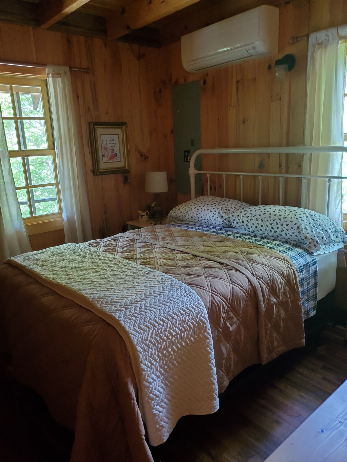 Dit is onze (full size) Wild Blueberry kamer. De andere mini-split is in deze ruimte. Deze kamer komt overeen met de Persimmon Room met voorzieningen.