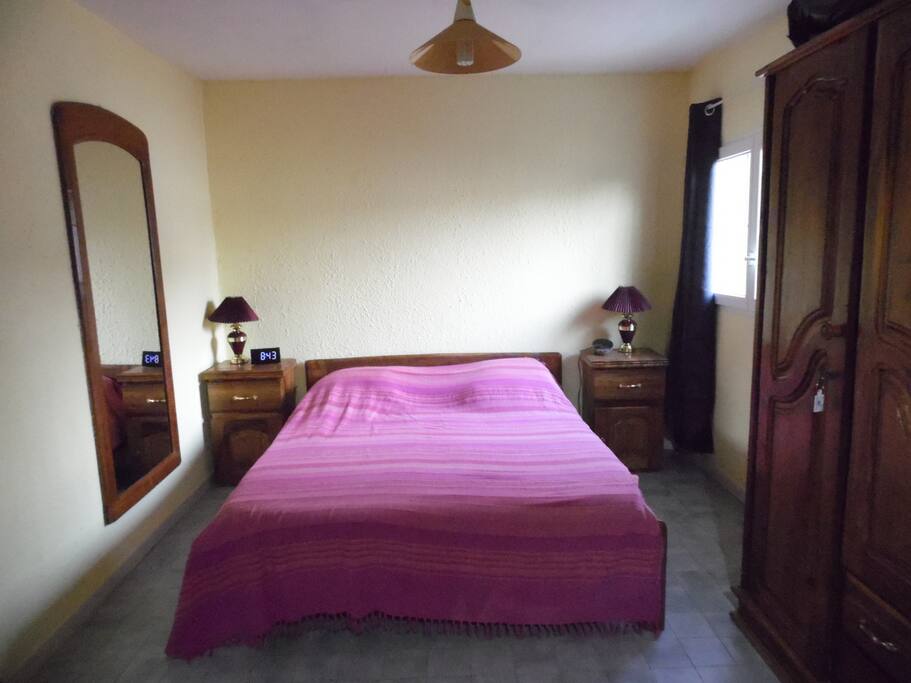 Voici une des 3 chambres de notre maison. Le linge de lit est compris dans la location