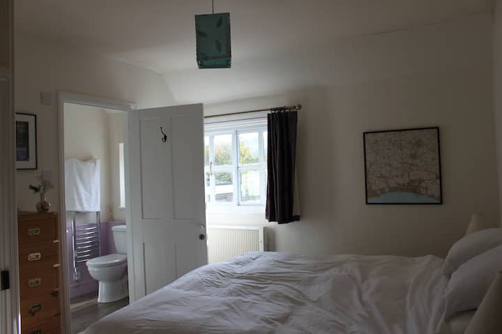 Спалня 3 със самостоятелна баня. Може да бъде суперголямо или 2 единични легла