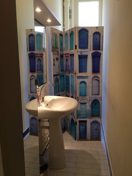 Salle de bains avec cabine douche