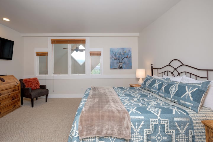  Rilassati completamente nella suite principale con letto king size, biancheria morbida e accogliente, vista sulla montagna e bagno completo. 