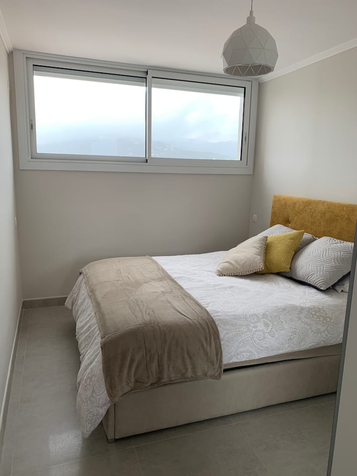 Camera da letto con vista montagna 