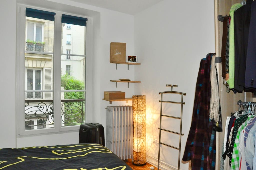 Chambre - 1/3 - radiateur et étagères | Bedroom - 1/3 - radiator and shelves