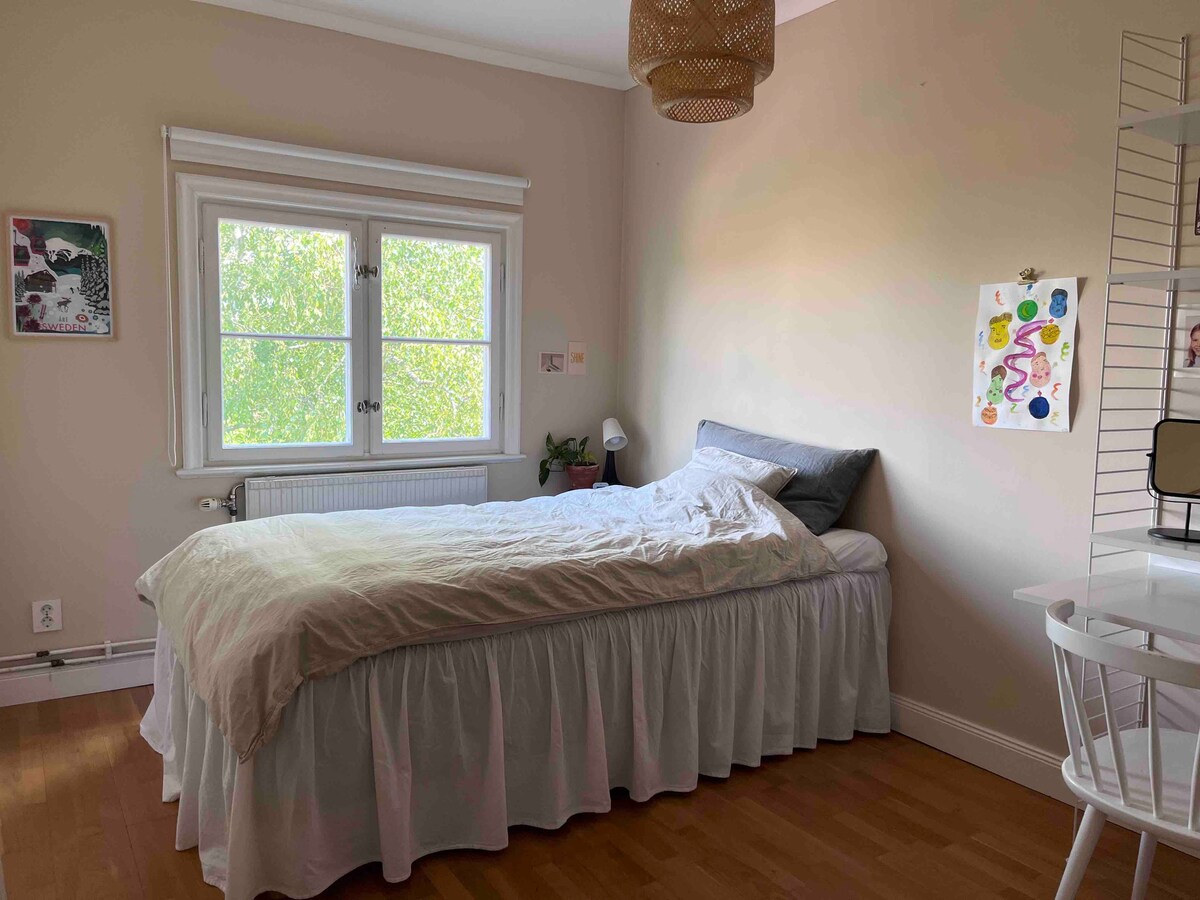 Dormitorio #2 (con cama tamaño queen)