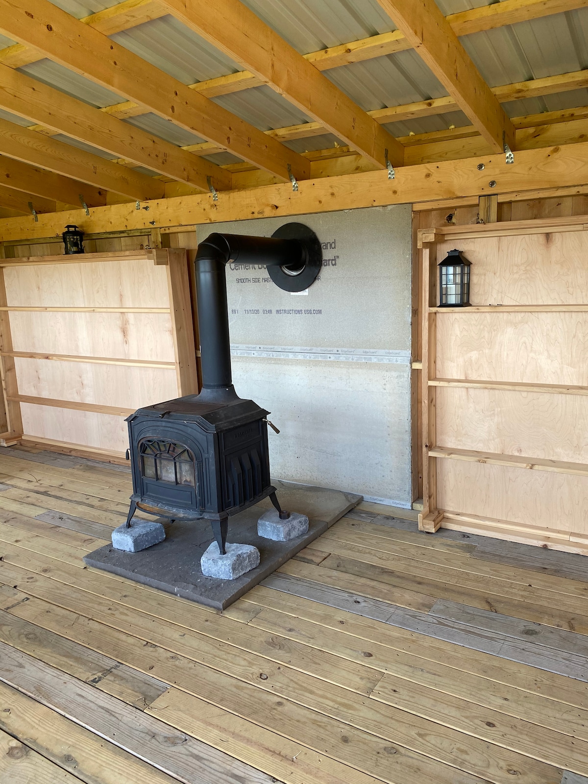 De part et d'autre du poêle à bois se trouvent les lits Murphy en position haute. Quand vous arriverez ici, ils seront en position basse et de luxueux matelas Queen Size Coleman seront dessus ! Sinon, vous pouvez les mettre en place pour plus d'espace !