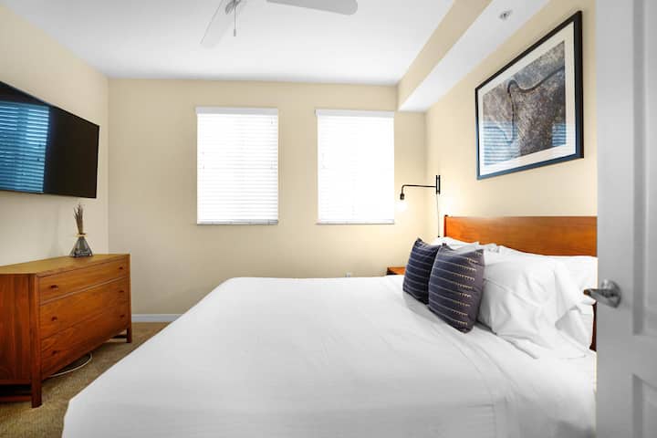 تلفزيون مع خدمات البث متاحة في غرفة النوم الرئيسية