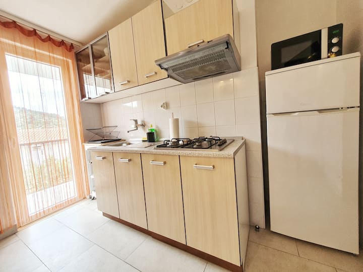 Apartment Near Beach With Balcony - Primošten