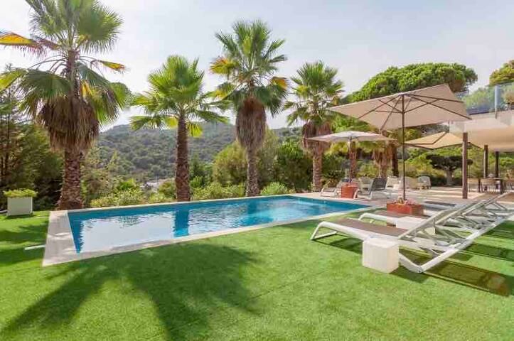 Luxury villa in Tossa, heated pool gallery image 4