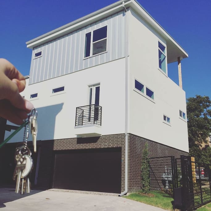 Contemporary Town Home in the heart of Dallas!