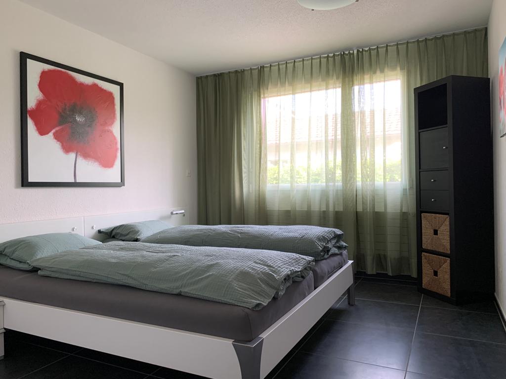 Izba „mak“ s jednou manželskou posteľou a dvoma samostatnými matracmi s rozmermi 90 x 200 cm. V izbe je šatníková skriňa s veľkým zrkadlom. 