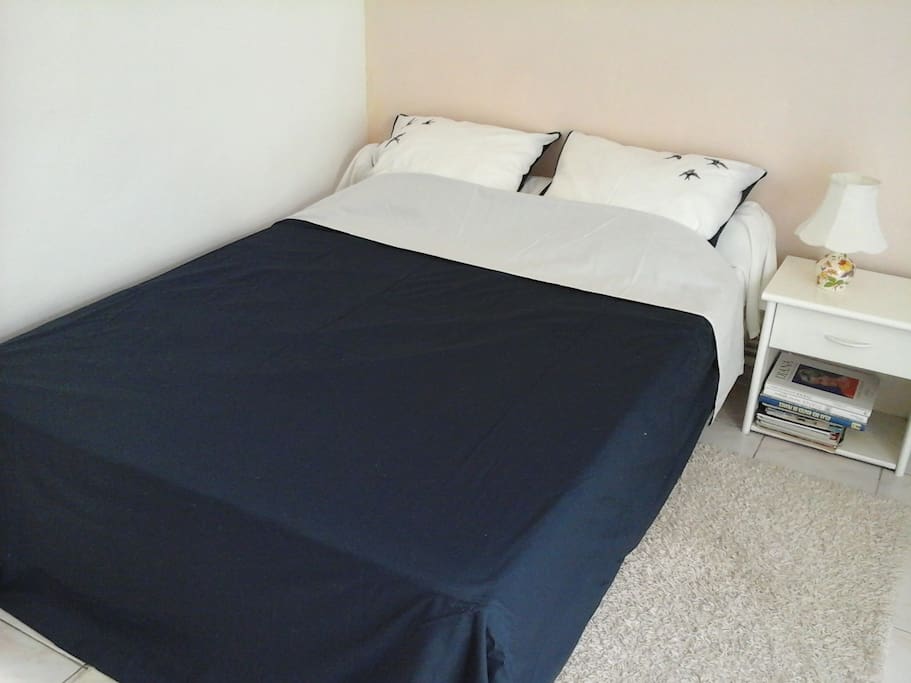 chambre avec lit à 2 places