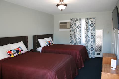70s-Vibe 2-Beds with Breakroom near Lake Perris