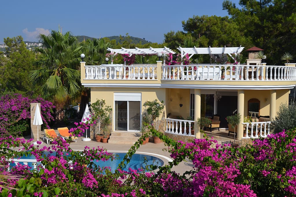 The huge gardens of Honeymoon Villa are all around the house itself. The pool is at the front with a large terrace. Sit on the shaded veranda and enjoy breathtaking views