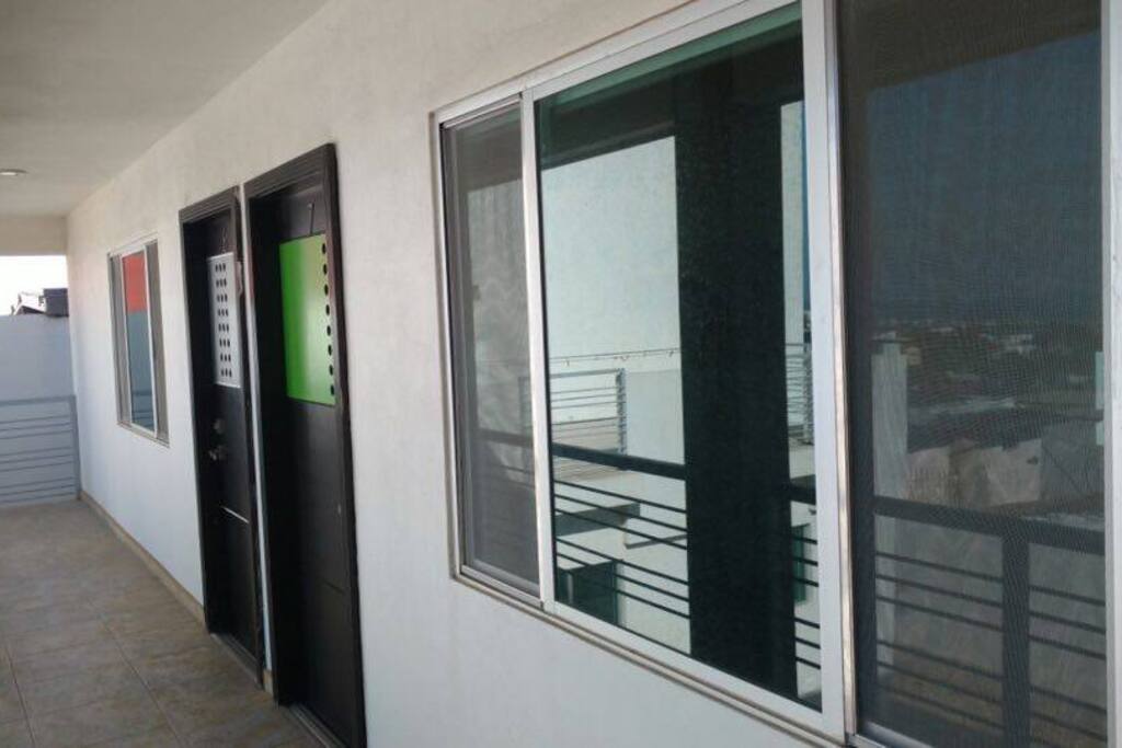 Pasillo de parte alta, en sus ventanas se refleja algo de la hermosa vista al mar
