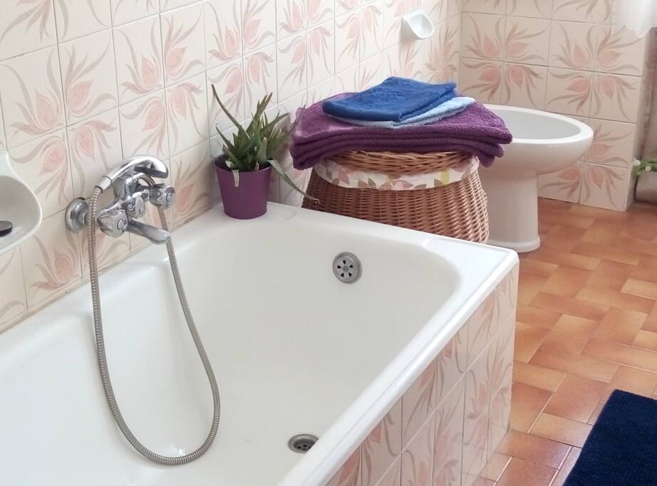 Servizi privati con vasca da bagno.