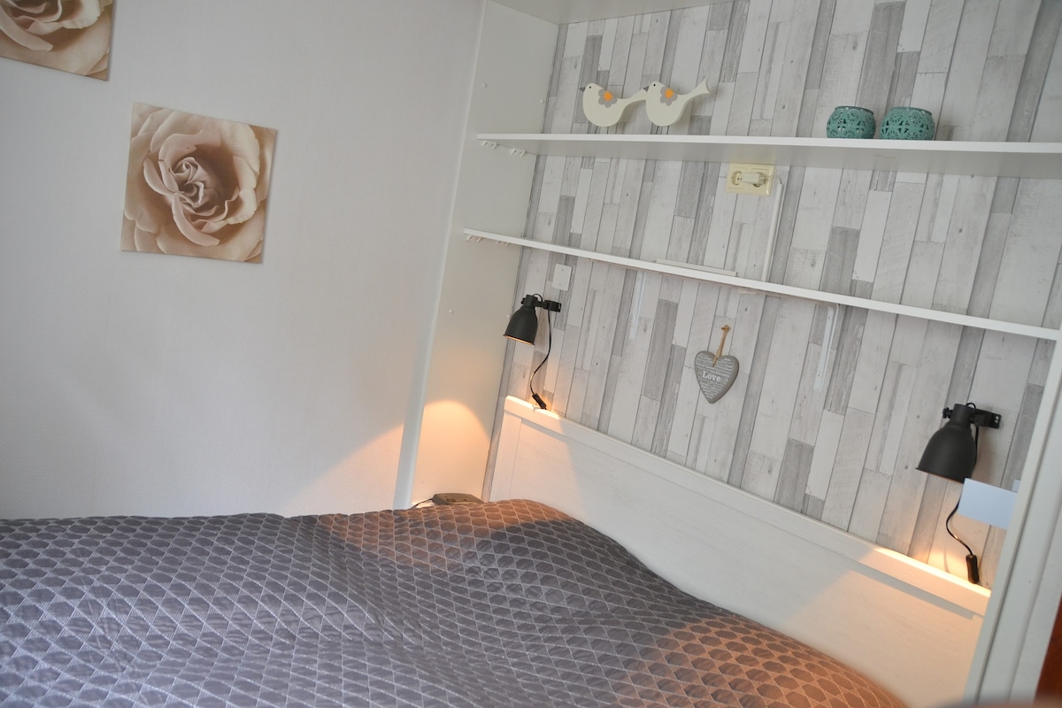 Spálňa 1, s dvojlôžkom. K dispozícii je aj televízor.