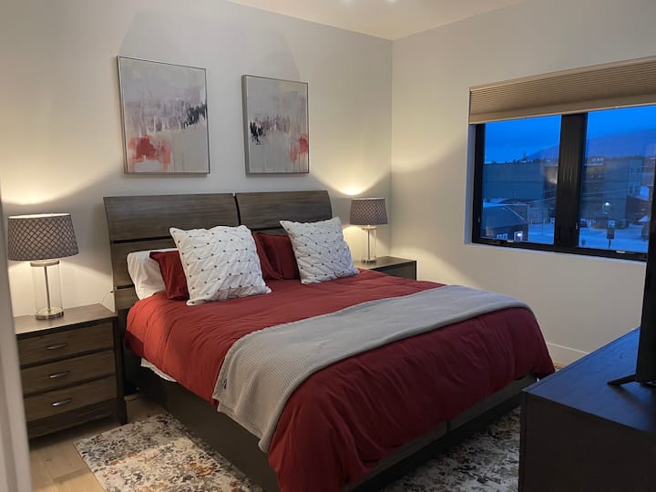 Dormitorio principal con cama king.