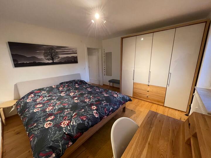 Primera habitación principal. Tamaño de la cama de 180 cm por 200 cm con un colchón de alta calidad. Armario con mucho espacio y un escritorio para trabajar.