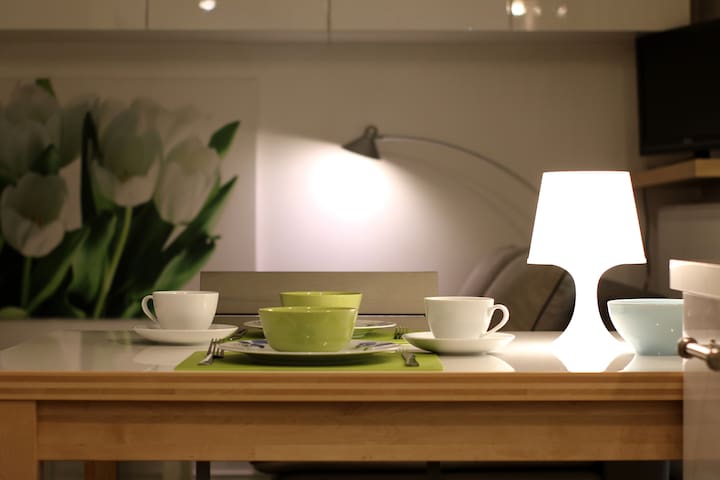 OLD TOWN STUDIO 5 min walk > MAIN train/bus/square