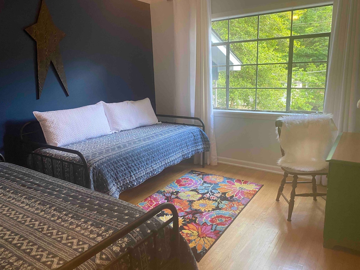 办公室设有2张日光浴床，配有双人床垫和大窗户。 门可以关闭，以获得隐私。