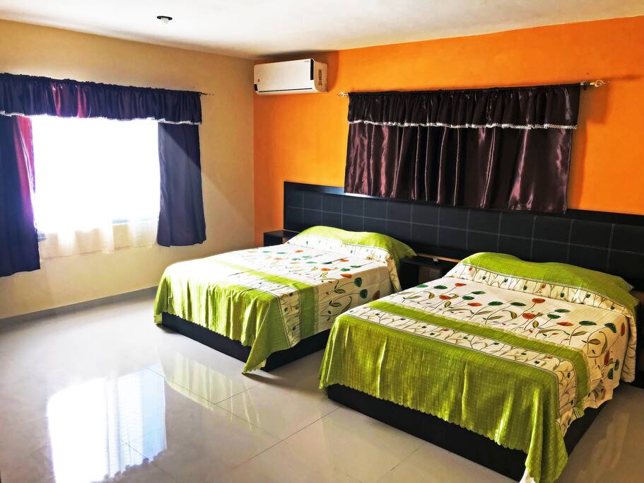 Dos camas dobles, Wi Fi, aire acondicionado, TV con cable y estancia. Máximo 4 personas en habitación. A partir de la 3a persona se aplicará costo adicional.