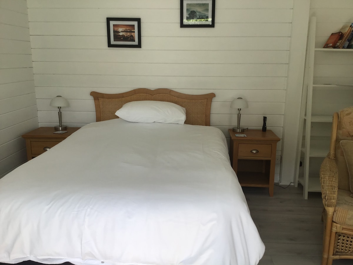 双人床，房间有两把舒适的椅子。冰箱里有茶和咖啡设施，里面有牛奶。 一瓶冷水。橱柜里有微波炉、盘子、刀叉。
这是一个非常安静的区域，配有小桌子和两把椅子。 
