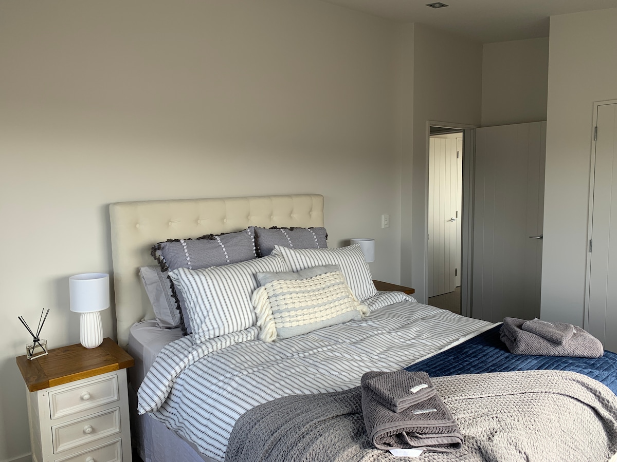 Spálňa 3 s manželskou posteľou veľkosti Queen 