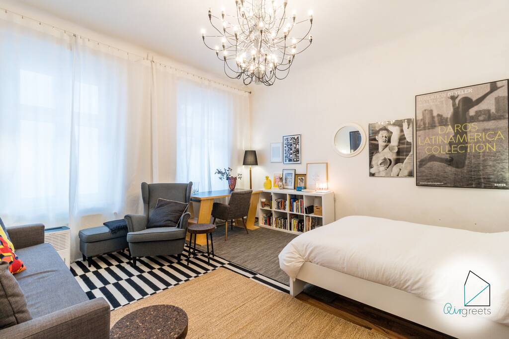 In the light flooded combined living and sleeping area a sofa invites you to relax.