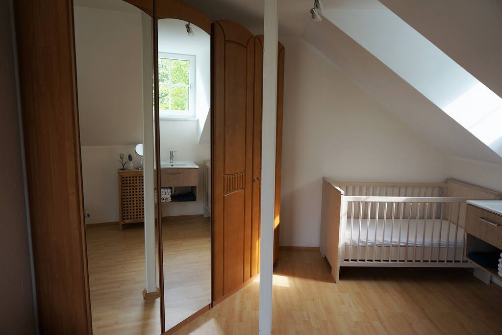 geräumiger Kleiderschrank, optional Gitterbett
