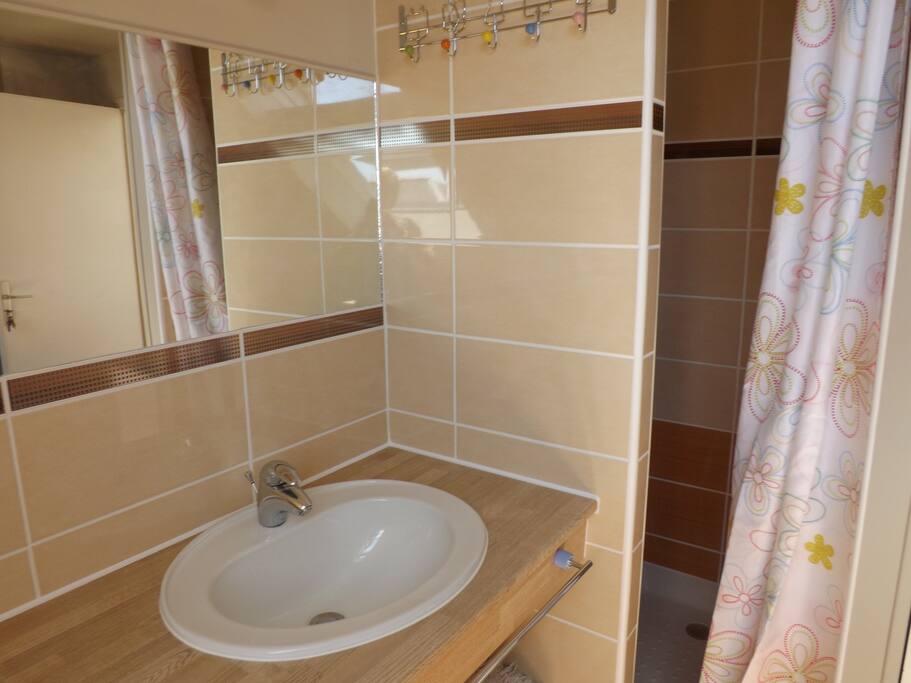 coin lavabo + douche privative