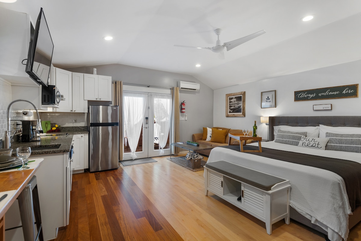 Casita Amore מיטת קינג סייז וספה נפתחת.