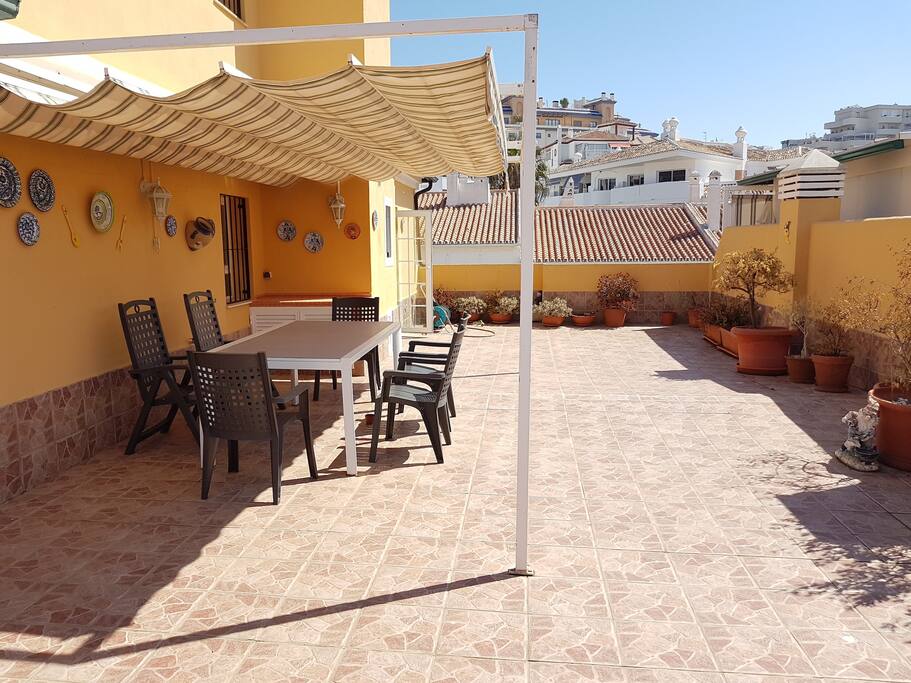 Amplia terraza con comedor