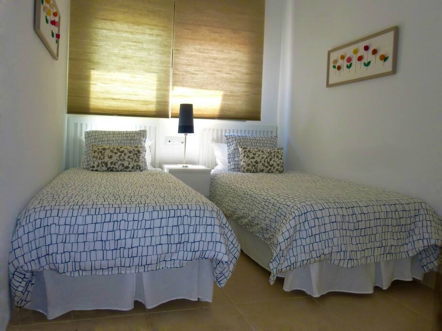 Dormitorio doble exterior con un armario .