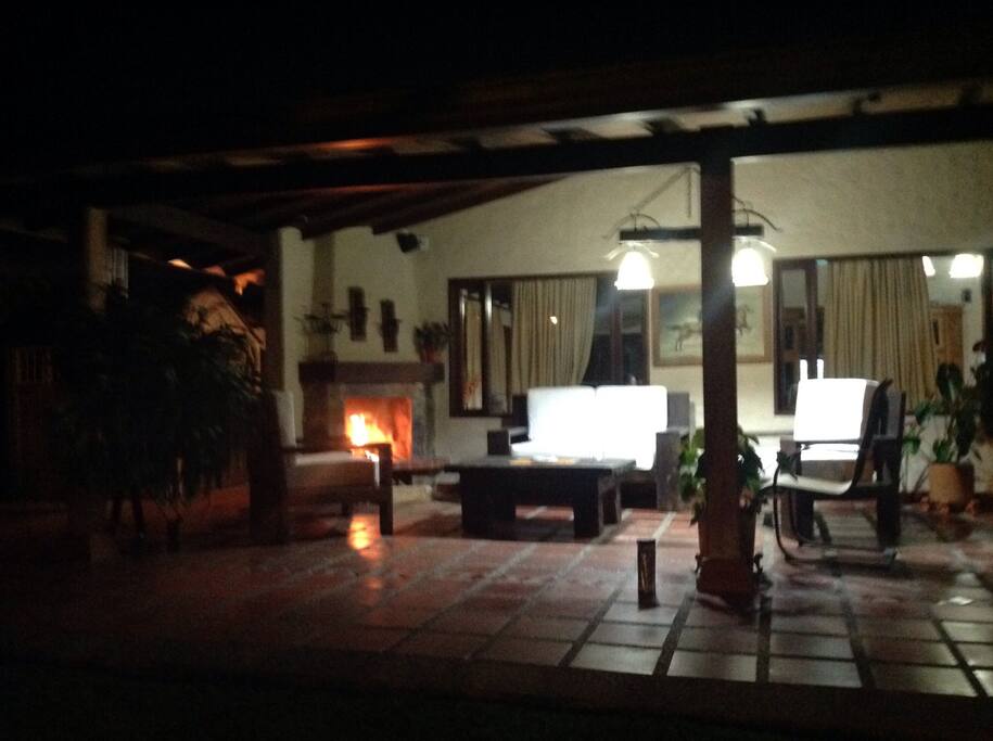 Chimenea afuera de la casa en una agradable sala para compartir con amigos o familia.