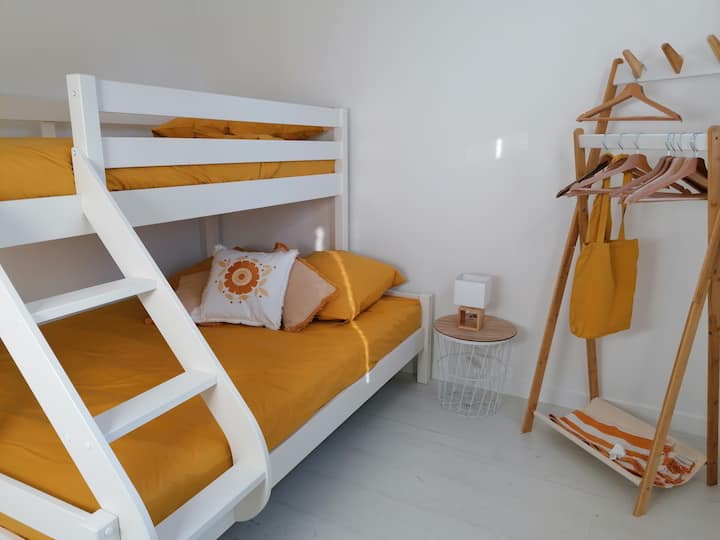 Spavaća soba s krevetom na kat od 140 na dnu i 90 na vrhu. 