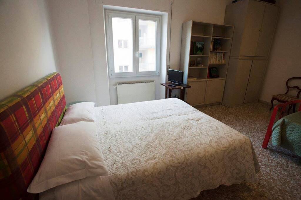 Ampia camera con letto matrimoniale e due letti singoli