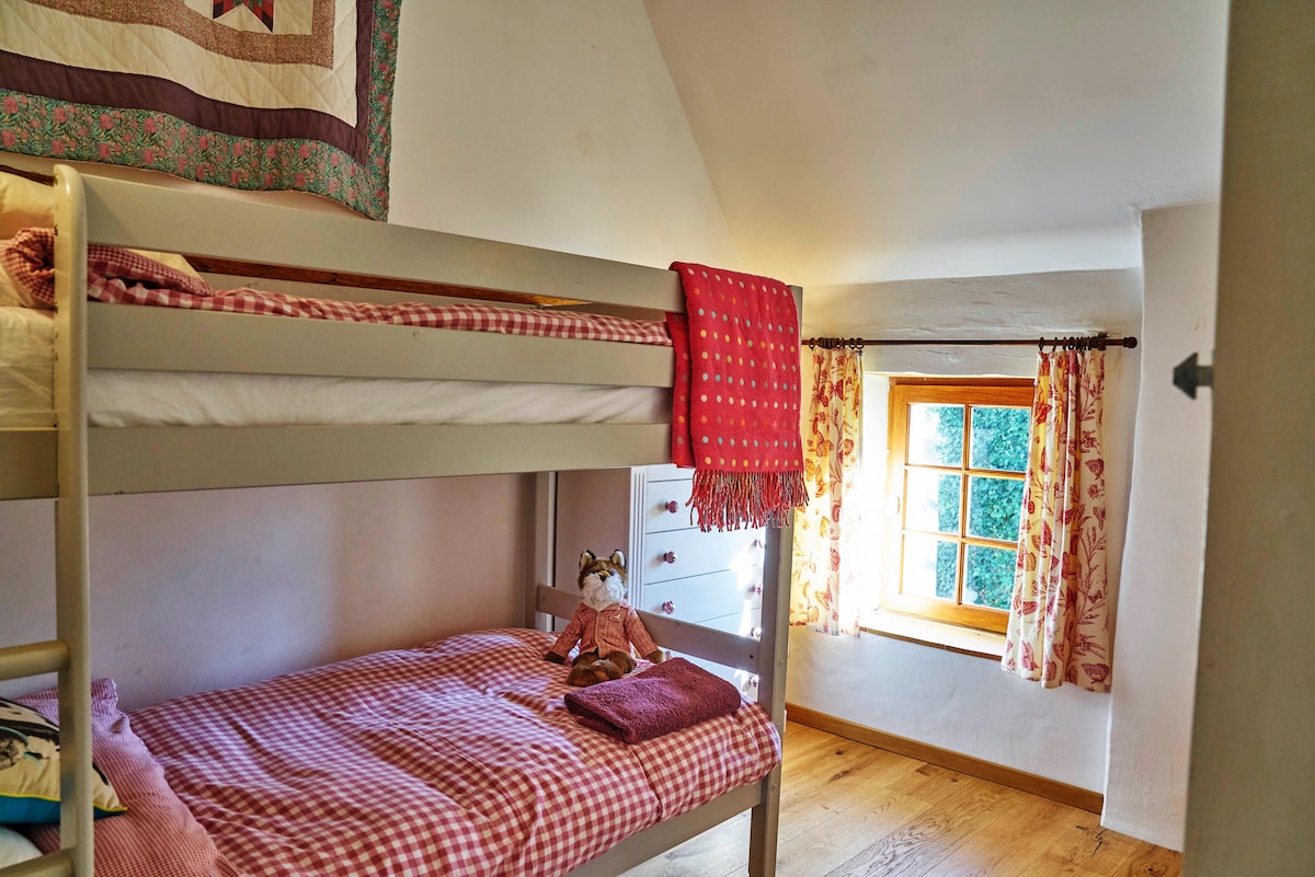 חדר עם מיטת קומתיים