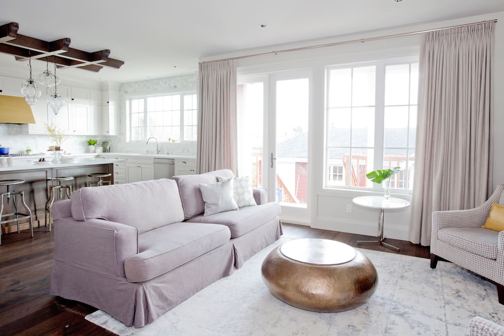 Chat with your family and friends from the living room with those in the open kitchen.