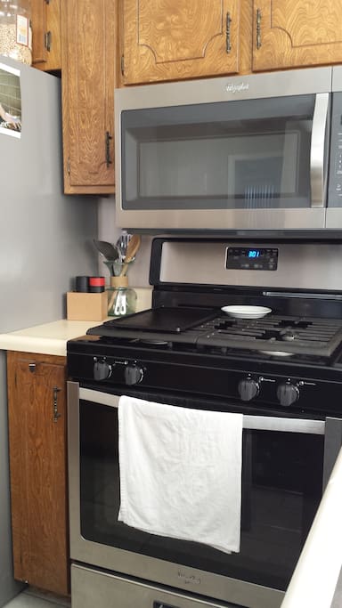 Gas range and oven