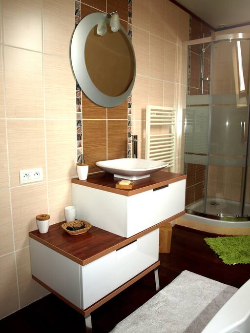 Salle de bain avec douche et baignoire