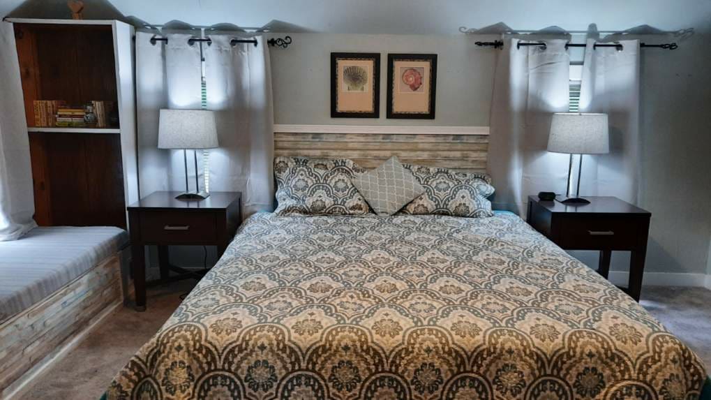 Основна спалня на 2 - ри етаж, голямо двойно легло може да се разглоби, за да се направят две близначки, ако е необходимо 