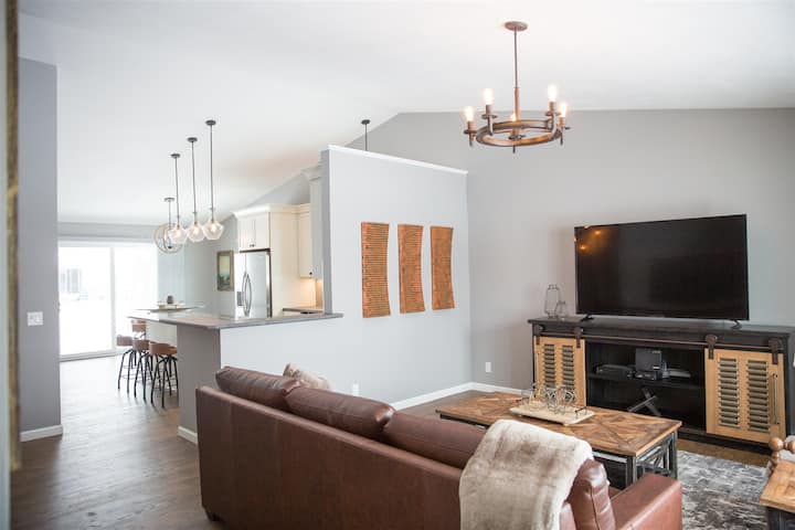 Spacious Executive 2BR Home Near Shopping & Dining
