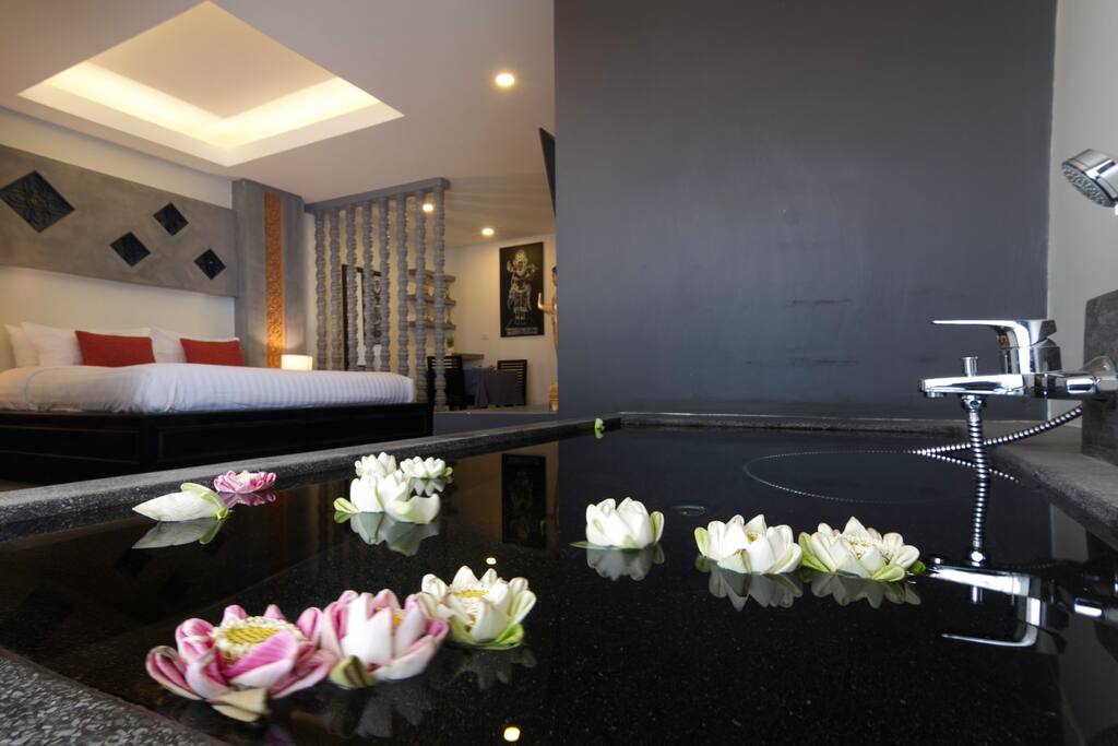 Bath Tub Decoratioin In Junior Suite